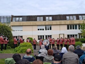 Concert à l'EHPAD de Saint Pol de Léon des anciens du bagad Lann-Bihoué