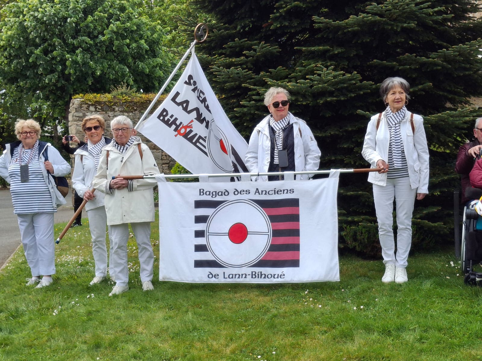 Le bagad offre un concert à l'ehpad de Kersaudy