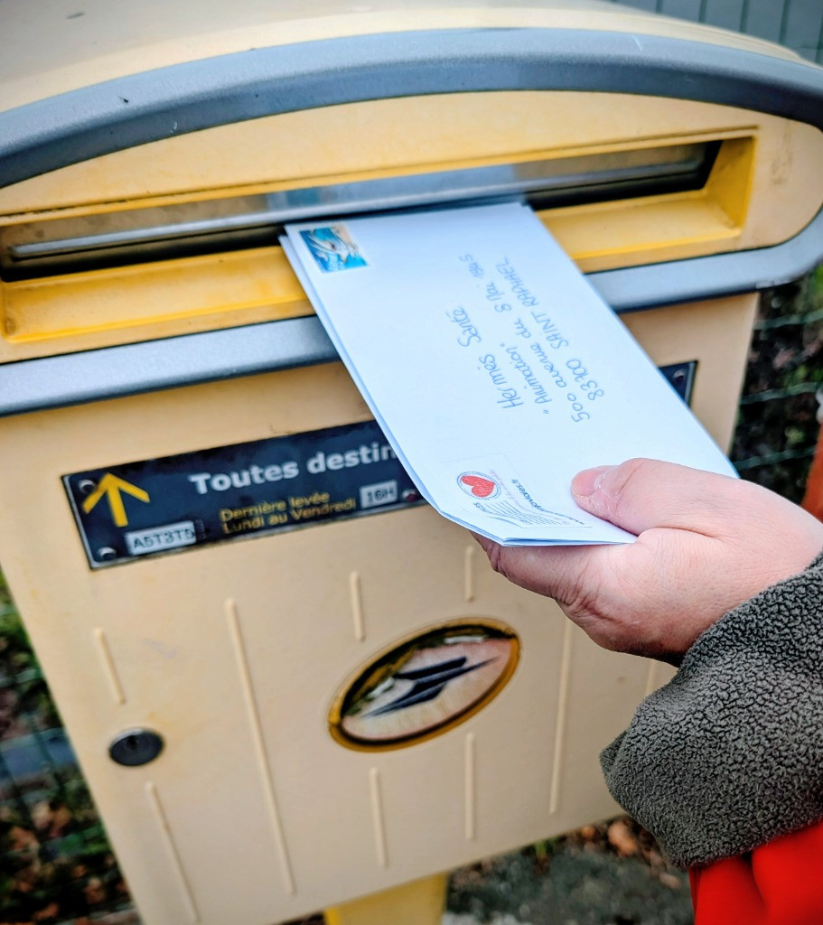 Un projet de cartes postales pour créer du lien : l’initiative de l’UPHV de l’EHPAD du Haut Léon